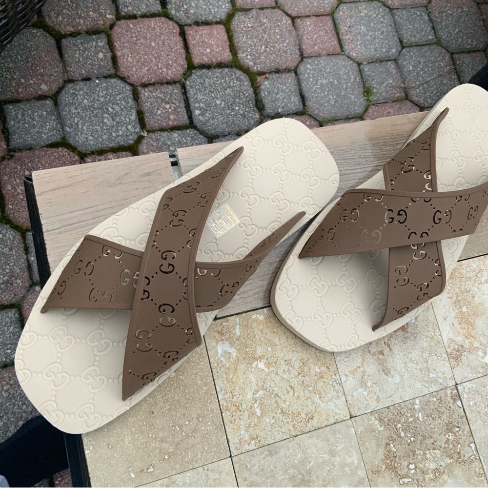 Unisex Beige Gucci Sandals - Picture 1 of 16